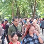 Pengunjung Memadati Tempat Wisata Kebun Binatang Surabaya 