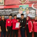 Ketua DPC Nusantara Pertiwi Bersatu Probolinggo Raya saat mengambil formulir pendaftaran bakal calon Wakil Wali Kota di DPC PDI Perjuangan Kota Probolinggo. 